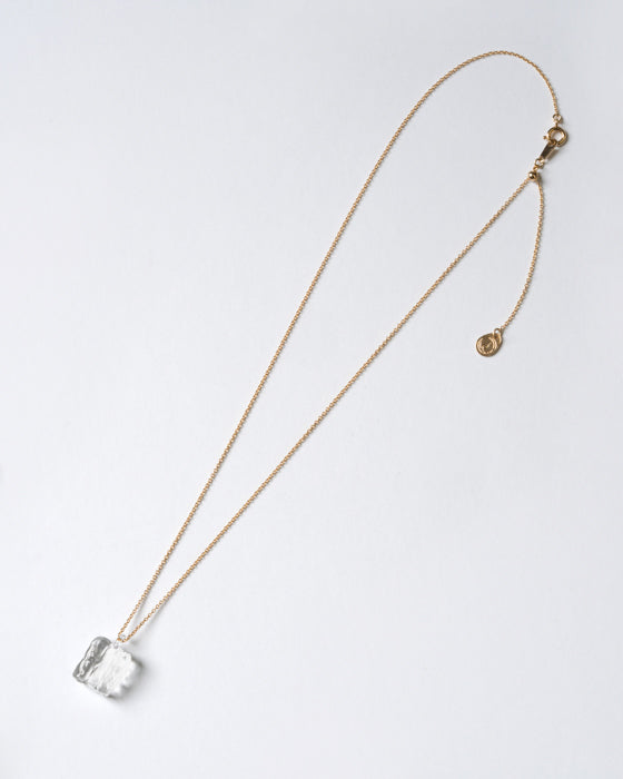 Delicate transparent glass pieces reminiscent of melting ice, paired with an adjustable gold‑plated necklace chain.