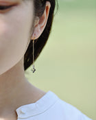 Delicate hydrangea blossoms crafted in soft gray glass hang from fine chains attached to gold‑plated hooks. The earrings offer a subtle, refined shimmer with an elegant and understated tone.