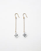Delicate hydrangea blossoms crafted in soft gray glass hang from fine chains attached to gold‑plated hooks. The earrings offer a subtle, refined shimmer with an elegant and understated tone.