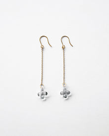 Delicate hydrangea blossoms crafted in soft gray glass hang from fine chains attached to gold‑plated hooks. The earrings offer a subtle, refined shimmer with an elegant and understated tone.