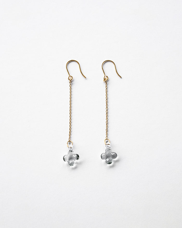 Delicate hydrangea blossoms crafted in soft gray glass hang from fine chains attached to gold‑plated hooks. The earrings offer a subtle, refined shimmer with an elegant and understated tone.
