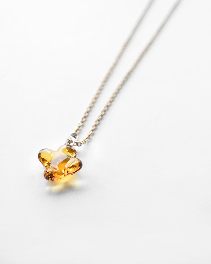A glass interpretation of osmanthus-inspired textile patterns.
Glossy amber-toned blossoms shimmer softly at the neckline, evoking the sweet fragrance of osmanthus