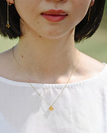 A glass interpretation of osmanthus-inspired textile patterns.
Glossy amber-toned blossoms shimmer softly at the neckline, evoking the sweet fragrance of osmanthus