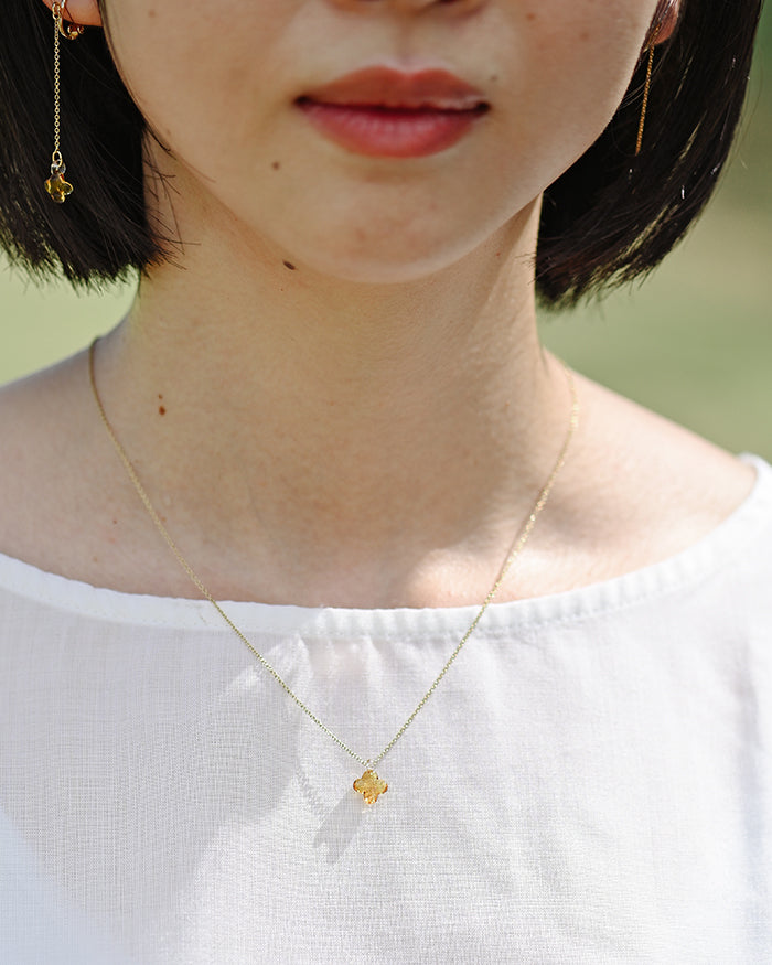A glass interpretation of osmanthus-inspired textile patterns.
Glossy amber-toned blossoms shimmer softly at the neckline, evoking the sweet fragrance of osmanthus