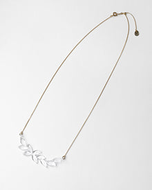 A necklace featuring a gentle arch of fresh green leaves, crafted in glass and suspended from a delicate gold‑plated chain. The design captures the vitality of new spring foliage, as if light has been softly lifted from overlapping leaves and transformed into an accessory.
Clear color.
