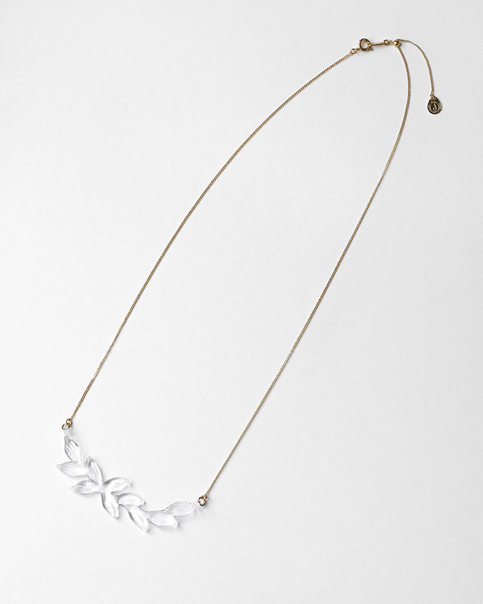A necklace featuring a gentle arch of fresh green leaves, crafted in glass and suspended from a delicate gold‑plated chain. The design captures the vitality of new spring foliage, as if light has been softly lifted from overlapping leaves and transformed into an accessory.
Clear color.
