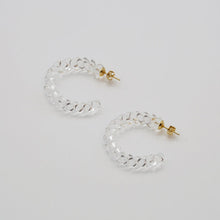 The spiral glass sparkles and leaves a memorable impression, and the design is a great match for any style.